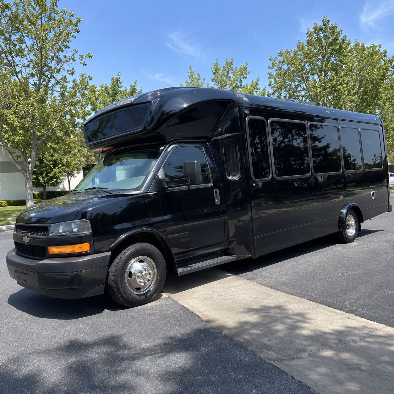 nashville 15 passenger party bus